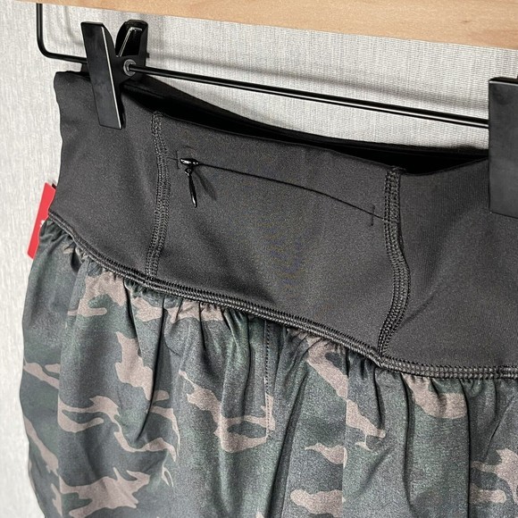 NWT SPANX Get Moving Wicking Performance Black Camo Athletic Shorts 50227R Small - Picture 7 of 7